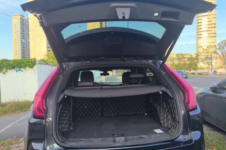 Used Cadillac XT4 2018 28T Two-Wheel-Drive Luxury Model Trunk