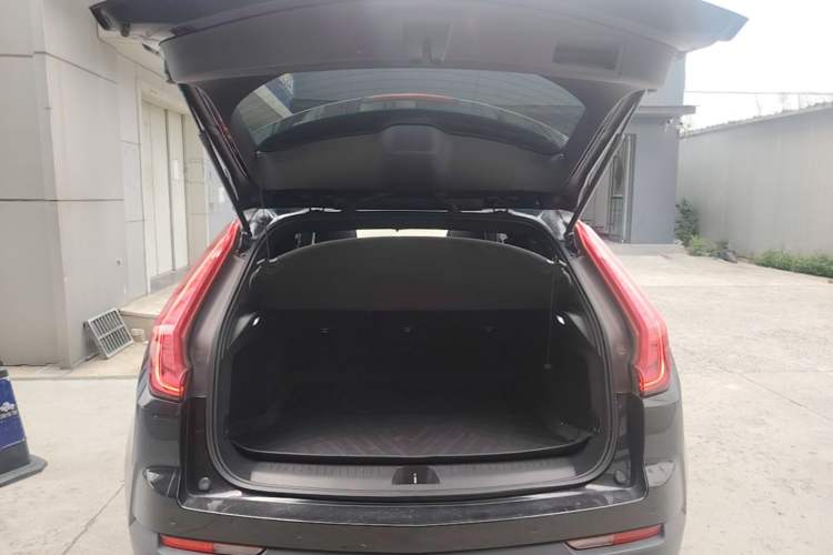 Used Cadillac XT4 2018 28T Two-Wheel Drive Tech Version Trunk