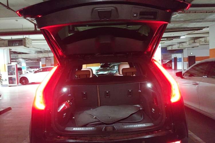 Used Cadillac XT4 2018 28T 4x4 Platinum Edition Trunk