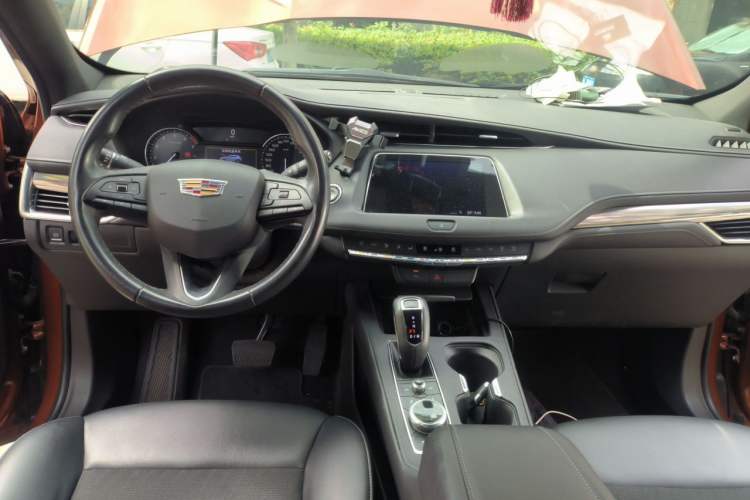 Used Cadillac XT4 2018 28T Two-Wheel Drive Tech Version Center Console