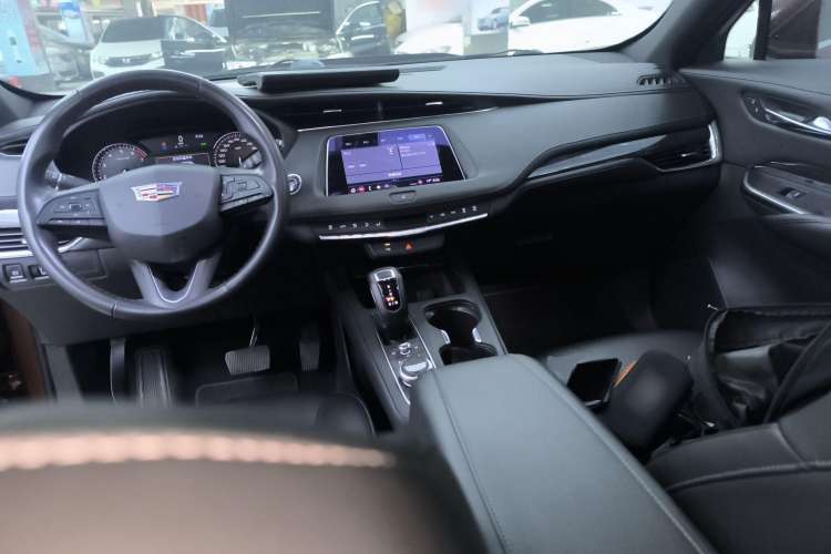 Used Cadillac XT4 2018 28T Two-Wheel Drive Tech Version Center Console