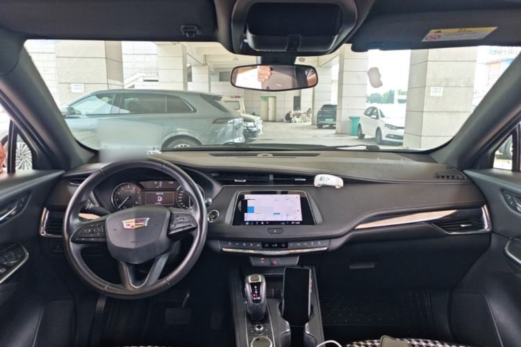 Used Cadillac XT4 2018 28T Two-Wheel Drive Tech Version Center Console