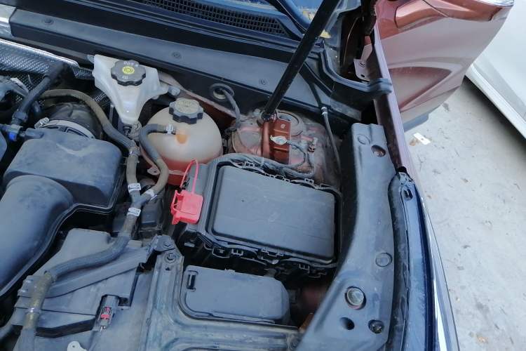 Used Cadillac XT4 2018 28T Two-Wheel Drive Tech Version Engine Bay Left