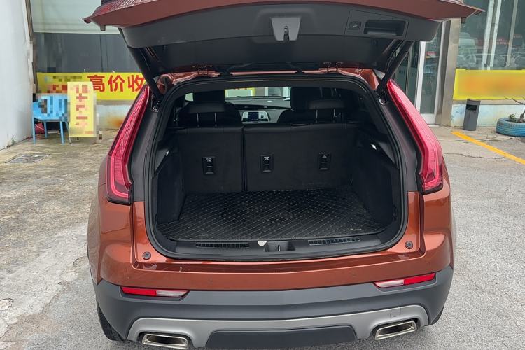 Used Cadillac XT4 2018 28T Two-Wheel-Drive Luxury Model Exterior 5