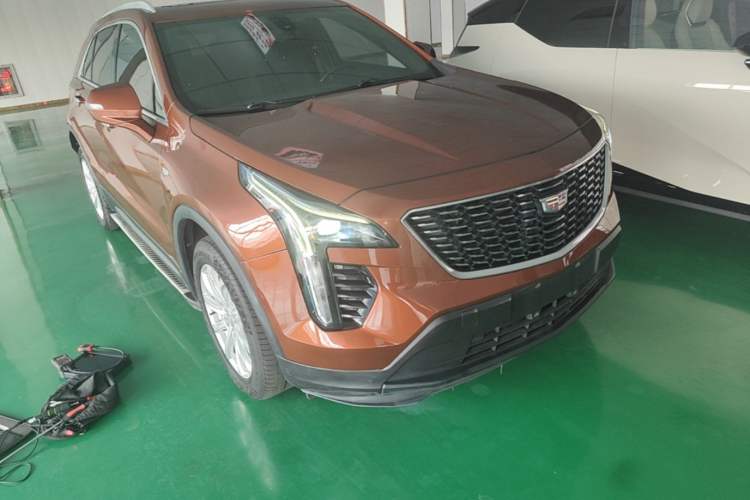 Used Cadillac XT4 2018 28T Two-Wheel Drive Tech Version Front Right 45 Deg