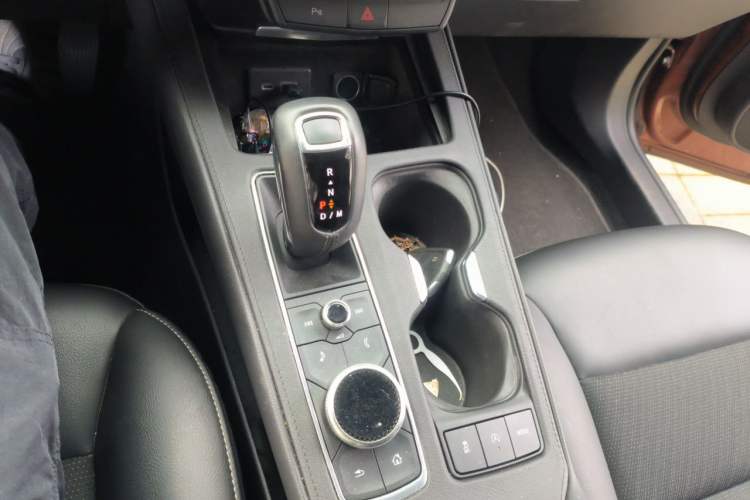 Used Cadillac XT4 2018 28T Two-Wheel Drive Tech Version Gear Lever