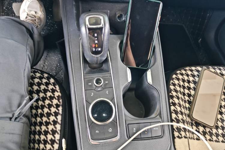 Used Cadillac XT4 2018 28T Two-Wheel Drive Tech Version Gear Lever