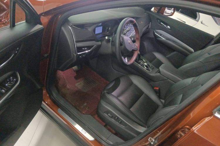 Used Cadillac XT4 2018 28T Two-Wheel-Drive Luxury Model Interior 3