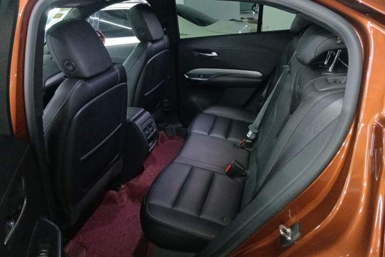 Used Cadillac XT4 2018 28T Two-Wheel-Drive Luxury Model Interior 4