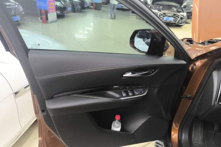 Used Cadillac XT4 2018 28T Two-Wheel Drive Tech Version Left Front Door Interior
