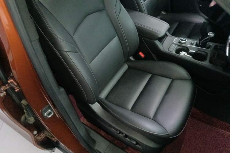 Used Cadillac XT4 2018 28T Two-Wheel-Drive Luxury Model Right Front Seat