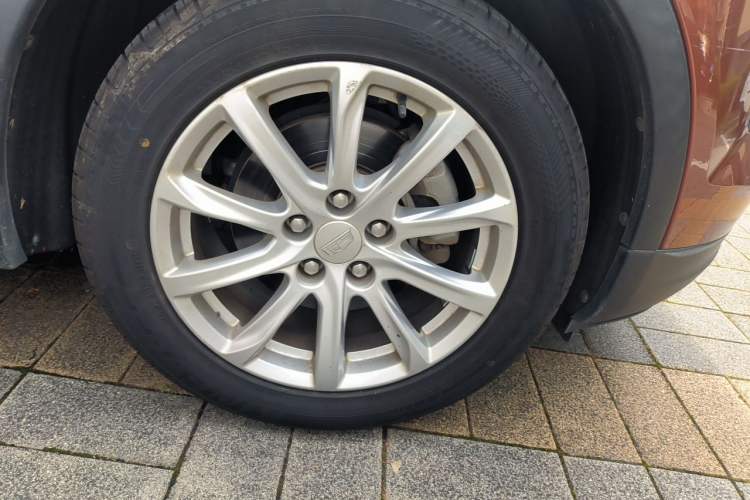 Used Cadillac XT4 2018 28T Two-Wheel Drive Tech Version Right Front Wheel Hub
