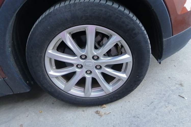 Used Cadillac XT4 2018 28T Two-Wheel Drive Tech Version Right Front Wheel Hub