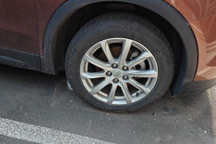 Used Cadillac XT4 2018 28T Two-Wheel Drive Tech Version Right Front Wheel Hub