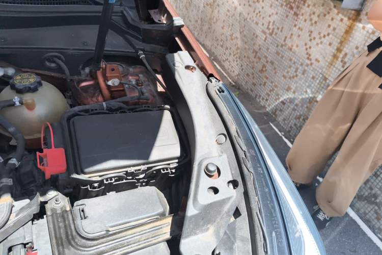 Used Cadillac XT4 2018 28T Two-Wheel-Drive Luxury Model Engine Bay Left