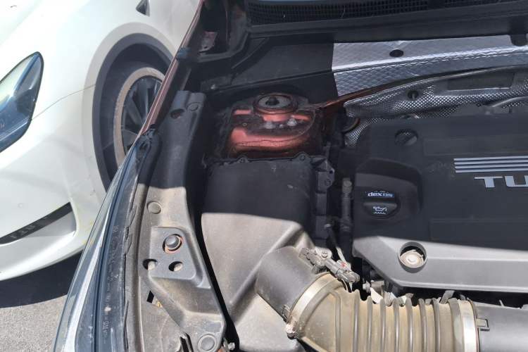 Used Cadillac XT4 2018 28T Two-Wheel-Drive Luxury Model Engine Bay Right
