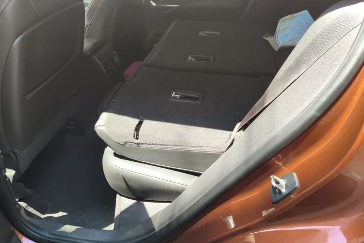Used Cadillac XT4 2018 28T Two-Wheel-Drive Luxury Model Left Rear Seat