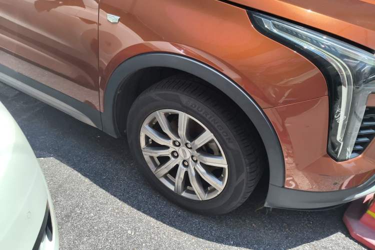 Used Cadillac XT4 2018 28T Two-Wheel-Drive Luxury Model Right Front Wheel Hub