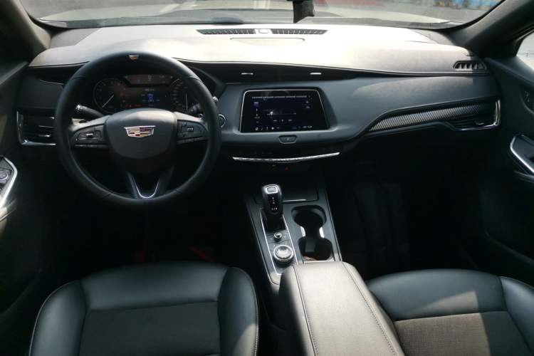 Used Cadillac XT4 2018 28T Two-Wheel Drive Tech Version Center Console