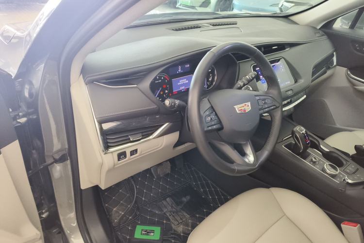 Used Cadillac XT4 2018 28T Two-Wheel-Drive Luxury Model Center Console