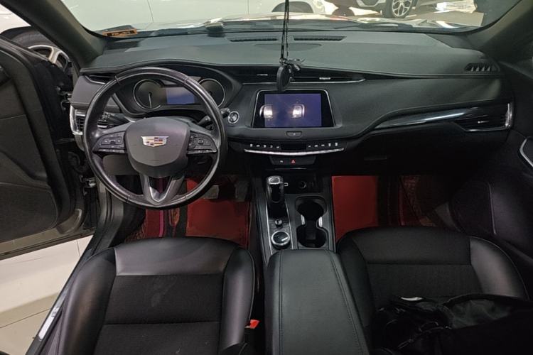 Used Cadillac XT4 2018 28T Two-Wheel Drive Tech Version Center Console