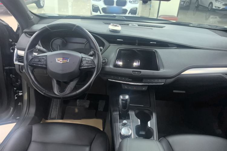 Used Cadillac XT4 2018 28T Two-Wheel Drive Leading Version Center Console