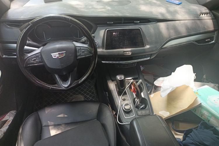 Used Cadillac XT4 2018 28T Two-Wheel-Drive Luxury Model Center Console