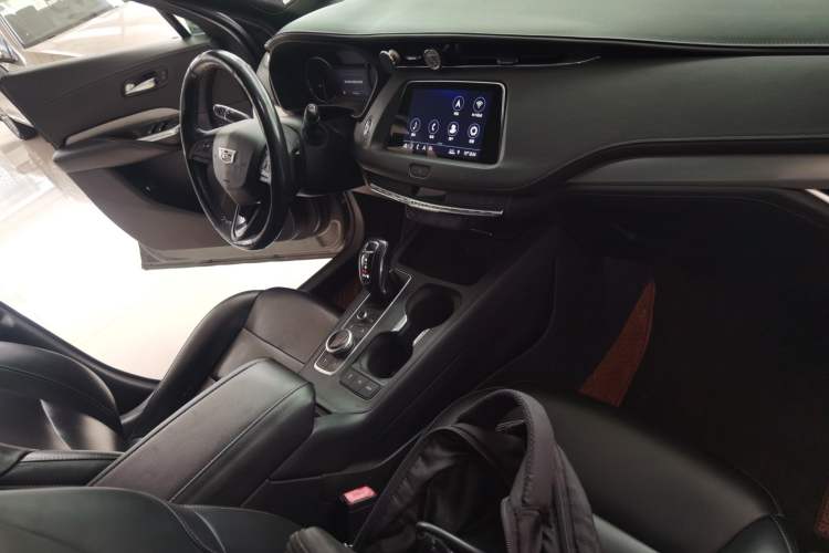 Used Cadillac XT4 2018 28T Two-Wheel Drive Leading Version Center Console