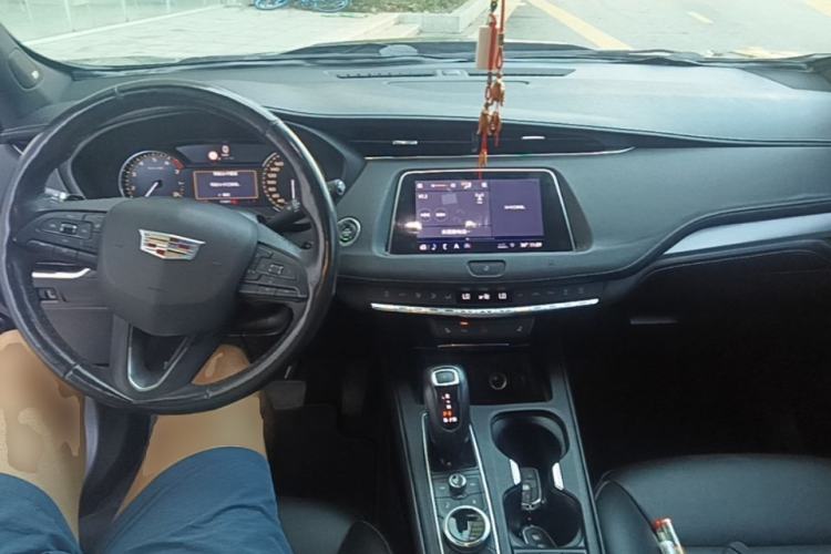 Used Cadillac XT4 2018 28T Two-Wheel Drive Leading Version Center Console