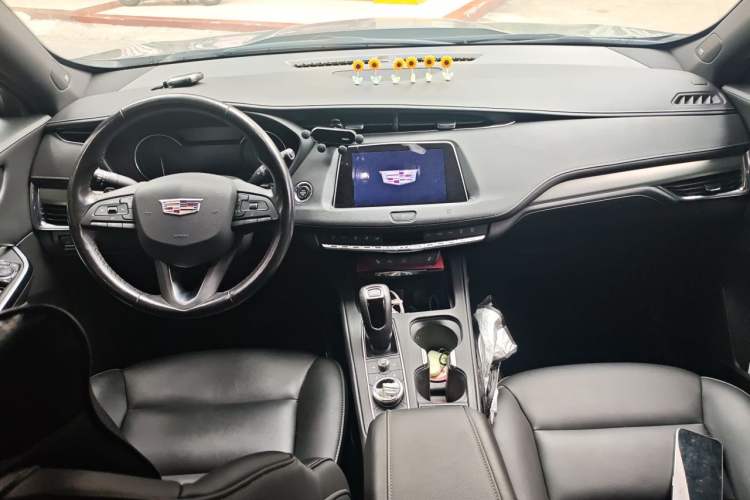 Used Cadillac XT4 2018 28T Two-Wheel-Drive Luxury Model Center Console
