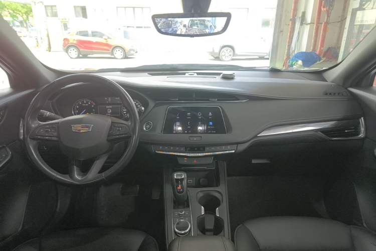 Used Cadillac XT4 2018 28T Two-Wheel Drive Tech Version Center Console
