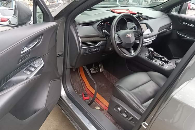 Used Cadillac XT4 2018 28T 4x4 Platinum Sport Edition Driver Seat