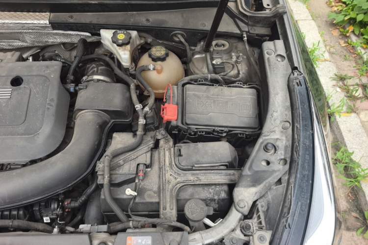 Used Cadillac XT4 2018 28T Two-Wheel-Drive Luxury Model Engine Bay Left
