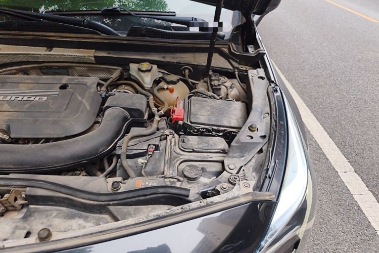 Used Cadillac XT4 2018 28T Two-Wheel-Drive Luxury Model Engine Bay Left