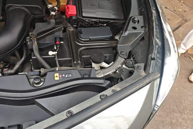 Used Cadillac XT4 2018 28T Two-Wheel-Drive Luxury Model Engine Bay Left