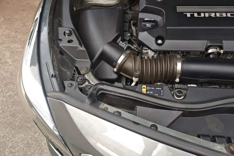 Used Cadillac XT4 2018 28T Two-Wheel-Drive Luxury Model Engine Bay Right