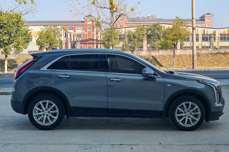 Used Cadillac XT4 2018 28T Two-Wheel Drive Tech Version Exterior 2