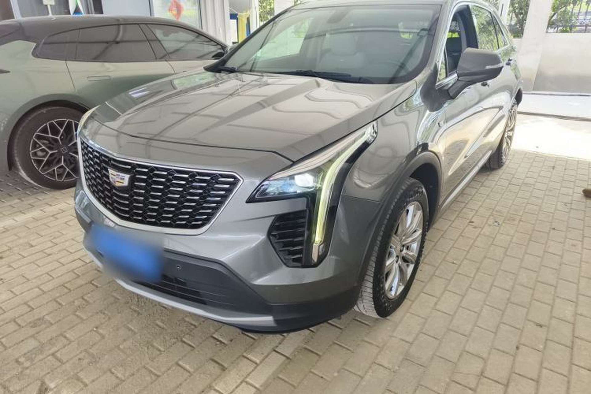 Used Cadillac XT4 2018 28T Two-Wheel-Drive Luxury Model Front Left 45 Deg
