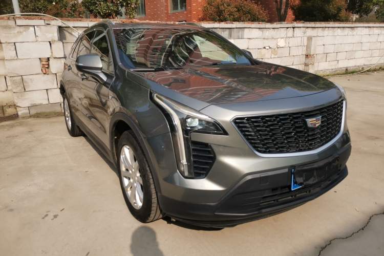 Used Cadillac XT4 2018 28T Two-Wheel Drive Tech Version Front Right 45 Deg