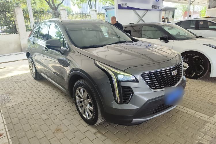 Used Cadillac XT4 2018 28T Two-Wheel-Drive Luxury Model Front Right 45 Deg