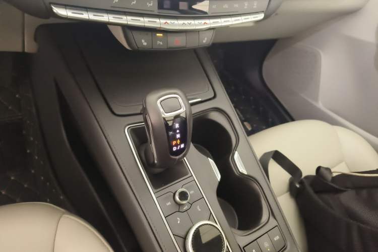 Used Cadillac XT4 2018 28T Two-Wheel-Drive Luxury Model Gear Lever