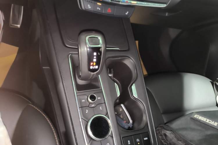 Used Cadillac XT4 2018 28T Two-Wheel Drive Luxury Sport Model Gear Lever