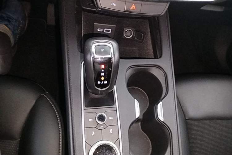 Used Cadillac XT4 2018 28T Two-Wheel Drive Tech Version Gear Lever