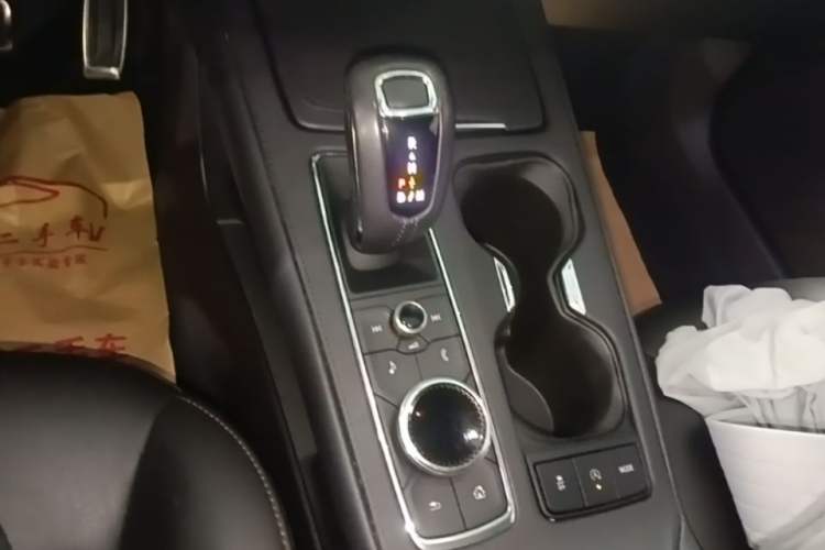 Used Cadillac XT4 2018 28T Two-Wheel Drive Luxury Sport Model Gear Lever
