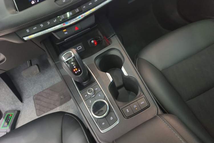 Used Cadillac XT4 2018 28T Two-Wheel Drive Tech Version Gear Lever