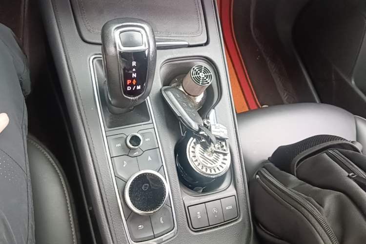 Used Cadillac XT4 2018 28T 4x4 Platinum Sport Edition Gear Lever