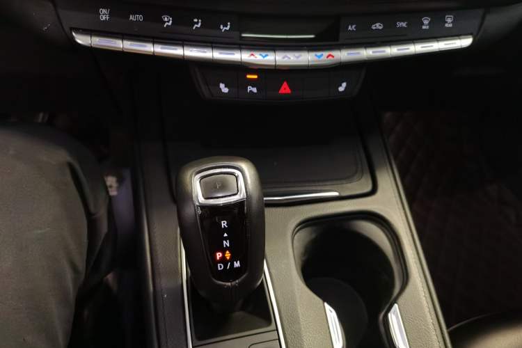 Used Cadillac XT4 2018 28T Two-Wheel Drive Leading Version Gear Lever