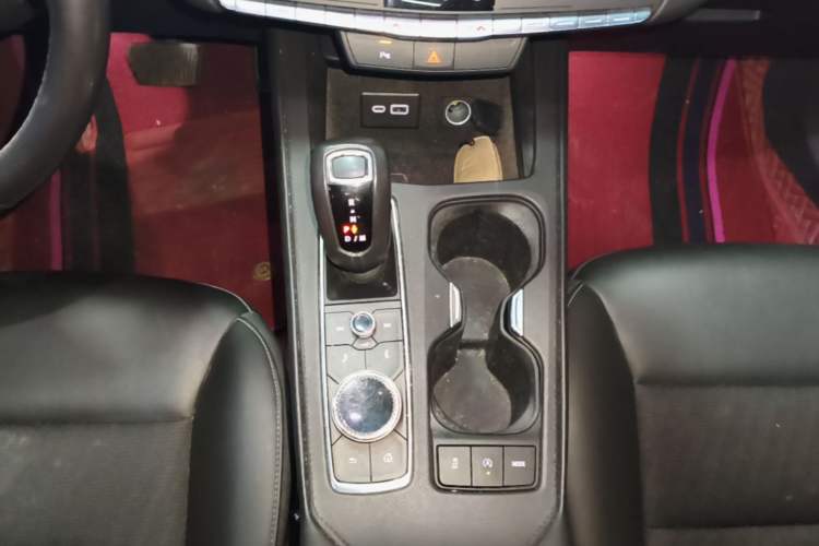 Used Cadillac XT4 2018 28T Two-Wheel Drive Tech Version Gear Lever