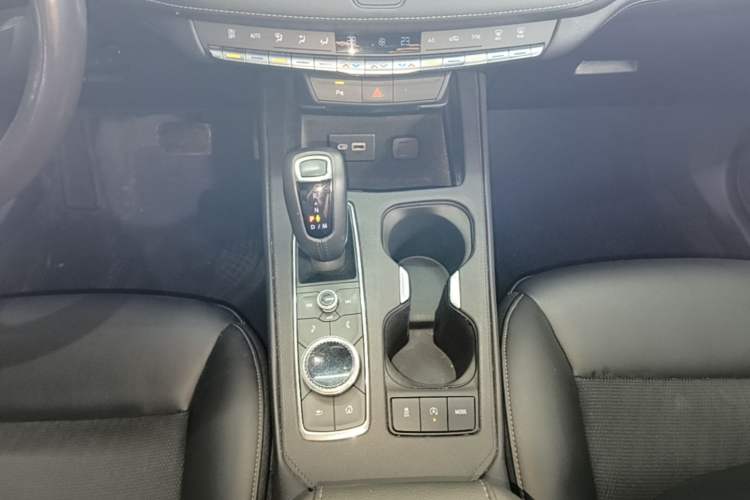Used Cadillac XT4 2018 28T Two-Wheel Drive Tech Version Gear Lever