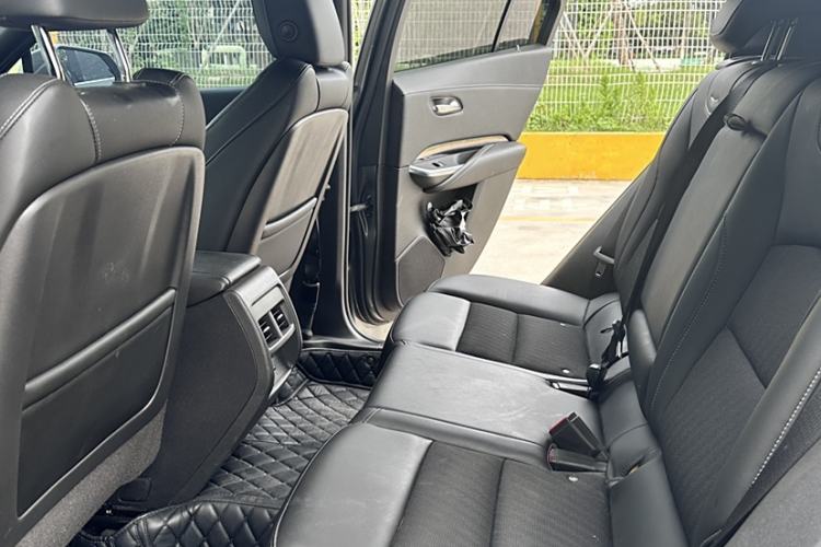 Used Cadillac XT4 2018 28T Two-Wheel Drive Tech Version Interior 3